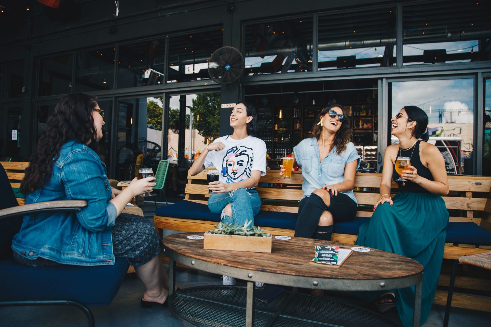 four-women-chatting-while-sitting-on-bench-1267697 evenement_eafb